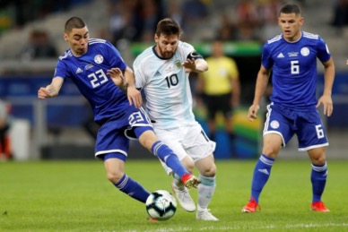 Hình ảnh đối đầu Argentina vs Paraguay